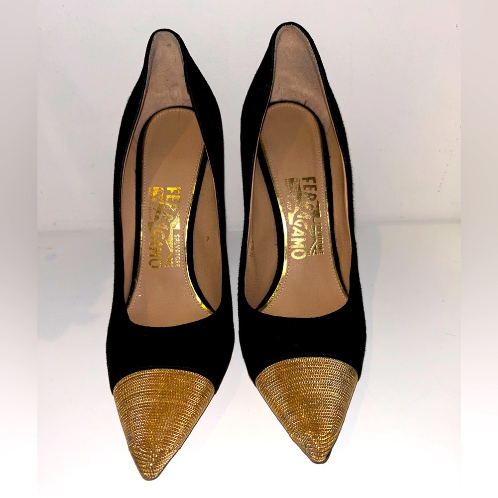 Ferragamo: Black and Gold Pumps
EU 36